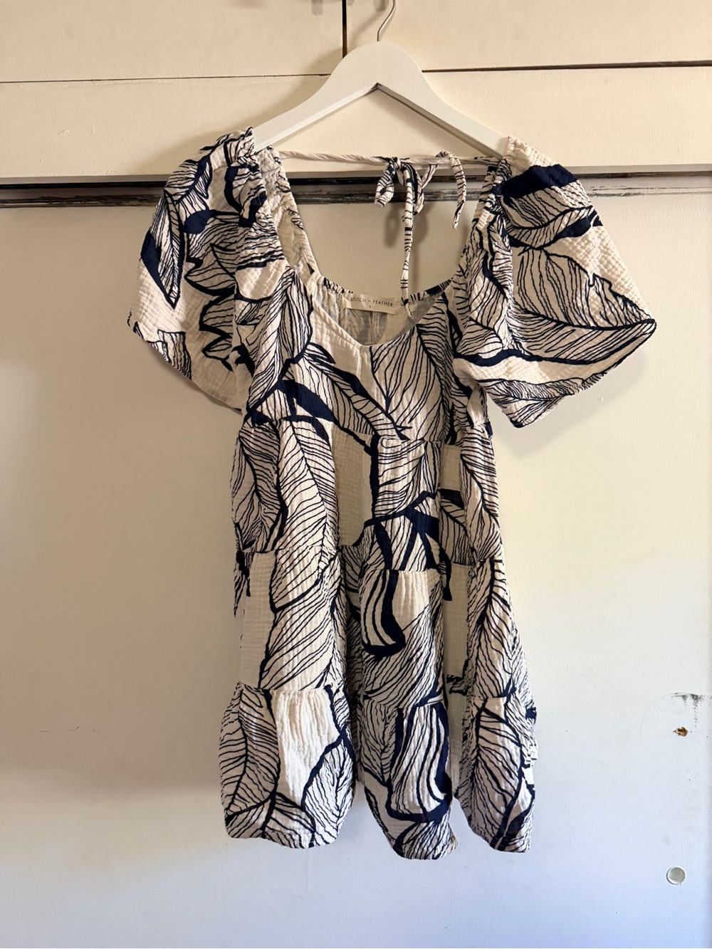 Stitch & Feather Women's Cream and Navy Leaf-Print Puff Sleeve Dress Size S